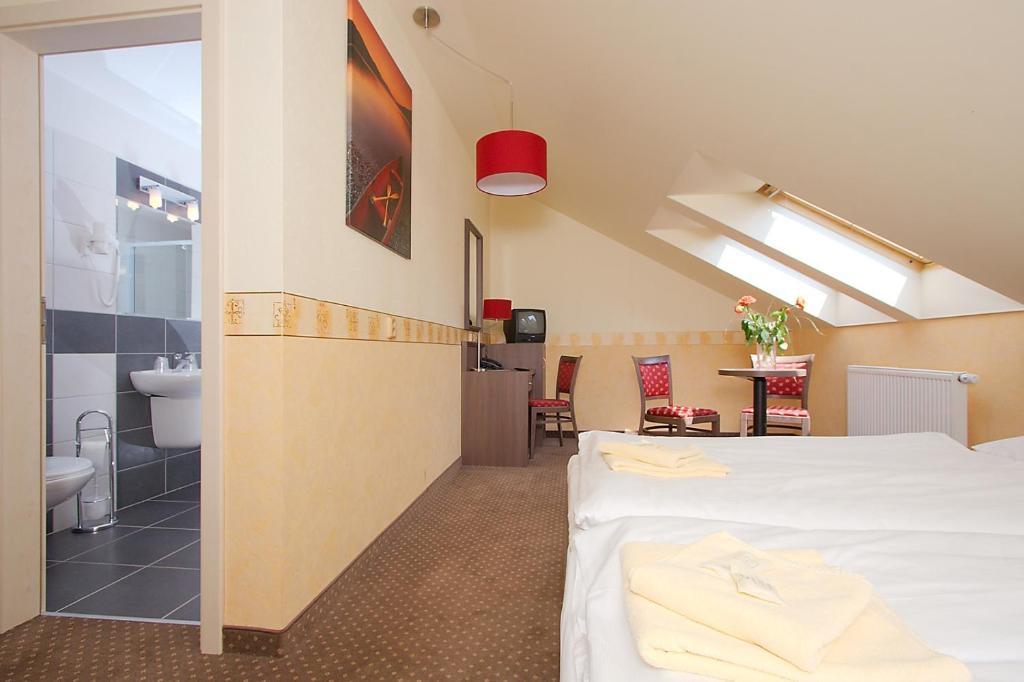 Hotel Ostruvek Прага Номер фото