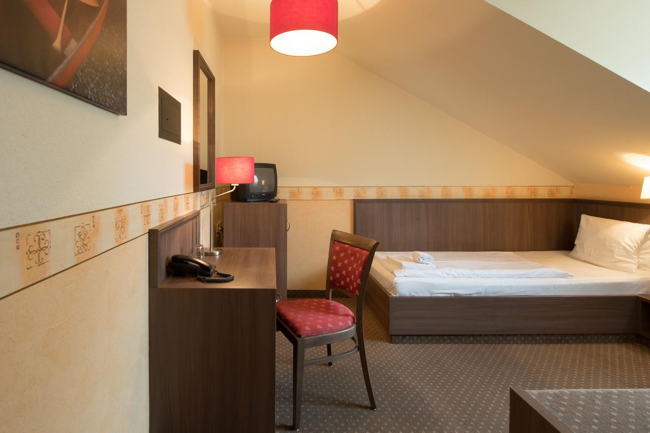 Hotel Ostruvek Прага Екстер'єр фото