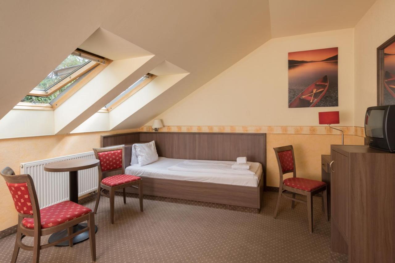 Hotel Ostruvek Прага Екстер'єр фото